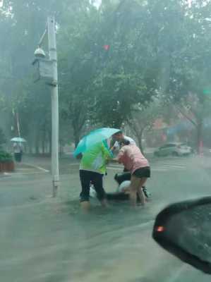 暴雨无情人保有爱（暴雨无情人有情后半句）-图1